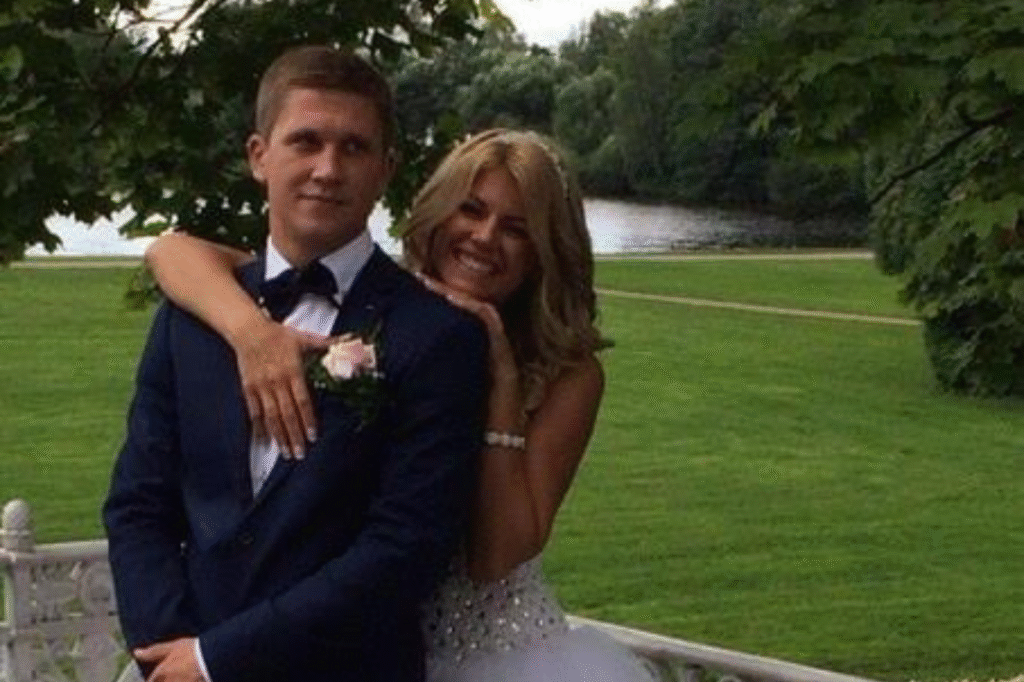 Maxim Molokoedov, exfutbolista ruso preso en Chile por narcotráfico, posa sonriente con su esposa tras casarse, luego de recuperar la libertad y dejar el fútbol profesional.