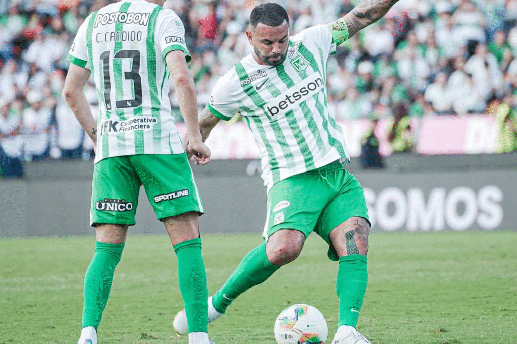 Edwin Cardona, jugador de Atlético Nacional, se dispone a ejecutar un tiro libre durante el partido frente a Independiente Santa Fe por la Liga BetPlay.