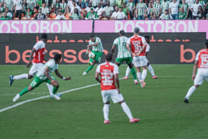 Jugadores de Independiente Santa Fe y Atlético Nacional en pleno ataque durante el partido reciente entre ambos equipos.