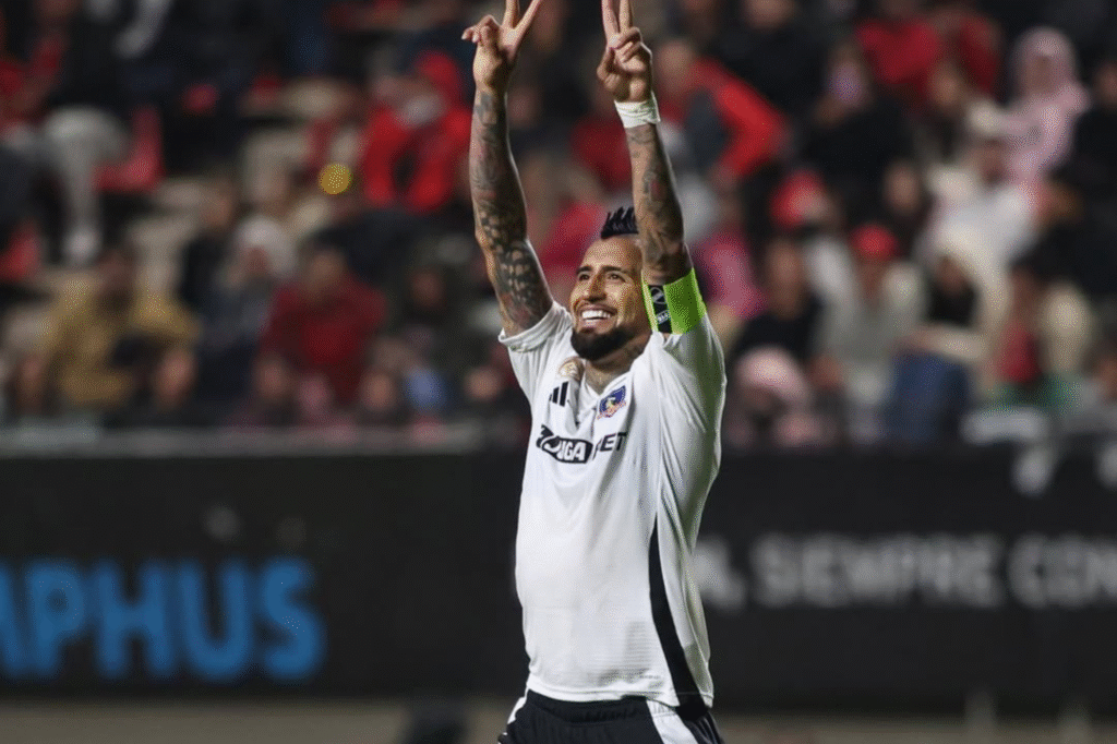 Arturo Vidal levanta los brazos celebrando su gol con Colo Colo en el partido ante Union La Cara y llega con confianza ante Deportes Iquique.