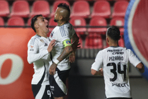 Arturo Vidal celebra su gol junto a sus compañeros de cara al partido entre Deportes Iquique y Colo Colo por el torneo chileno.