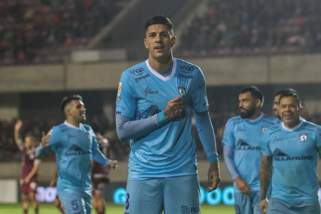 Steffan Pino celebra un gol con la camiseta celeste de Deportes Iquique, acompañado por sus compañeros, en la previa del duelo frente a Colo Colo.