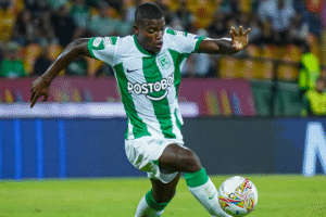 El futbolista Andrés Román de Atlético Nacional controla el balón durante el partido ante Independiente Santa Fe.