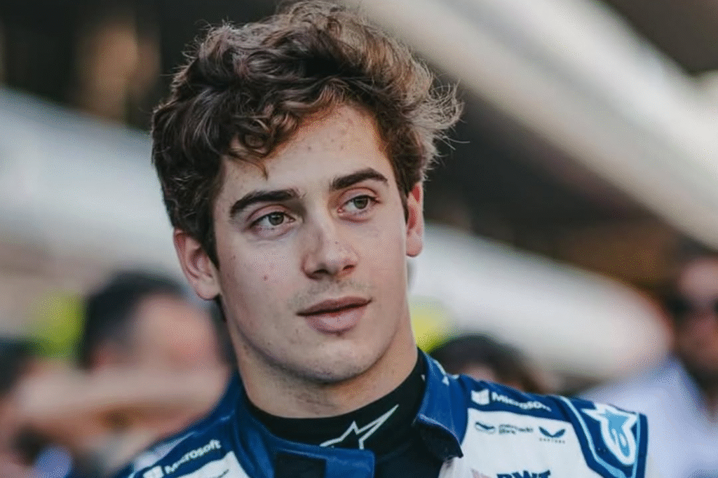 El piloto argentino Franco Colapinto con su buzo antiflama, previo a su participación en el Gran Premio de Canadá 2025.