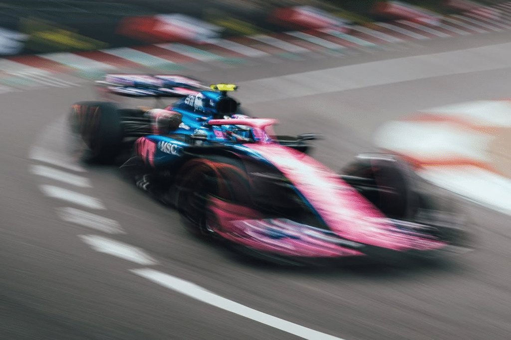 El auto de Franco Colapinto se prepara para la sesión previa al Gran Premio de Canadá 2025.