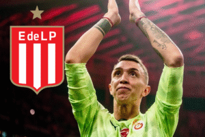 Fernando Muslera aplaude emocionado en su despedida, con el escudo de Estudiantes de La Plata junto a él