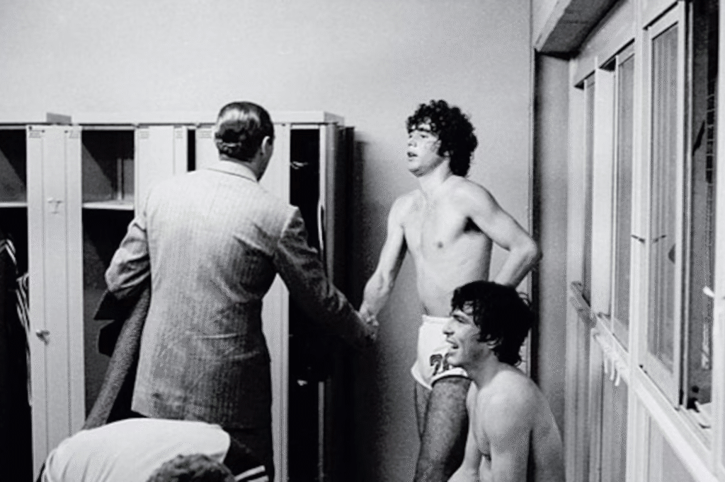 Alberto Tarantini, jugador de la Selección Argentina, en ropa interior dentro del vestuario tras el 6-0 a Perú en el Mundial 78, saludando al dictador Jorge Rafael Videla con gesto de desprecio.