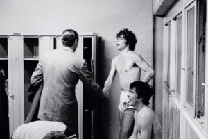 Alberto Tarantini, jugador de la Selección Argentina, en ropa interior dentro del vestuario tras el 6-0 a Perú en el Mundial 78, saludando al dictador Jorge Rafael Videla con gesto de desprecio.