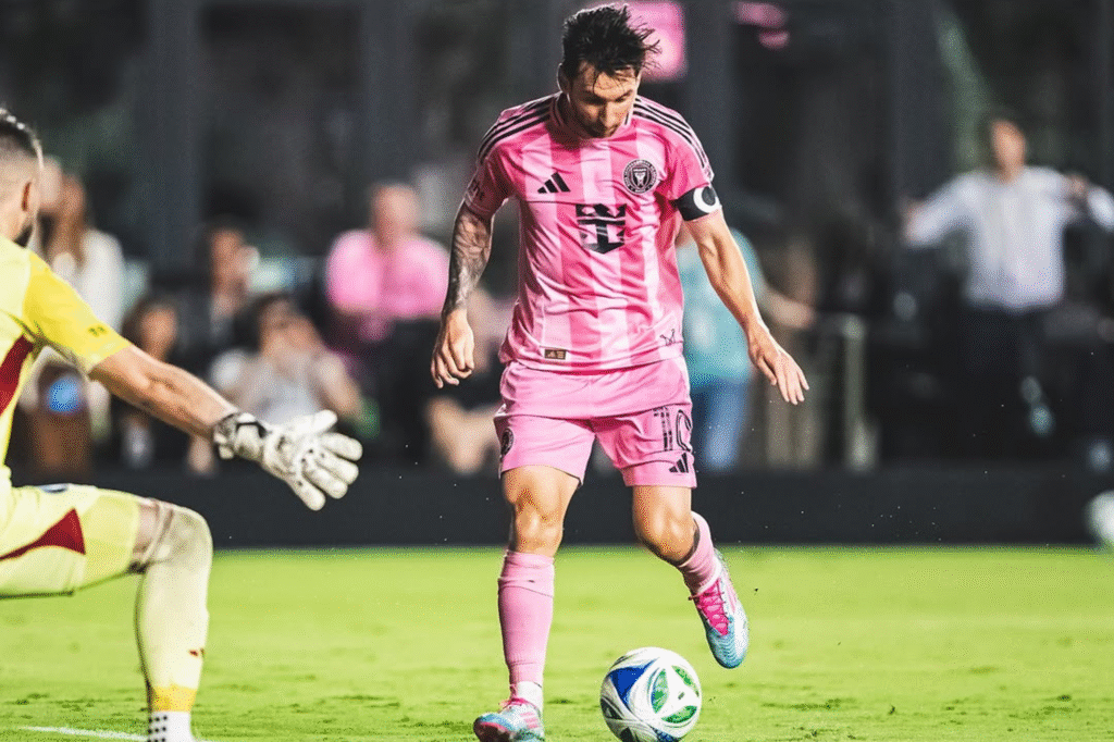 Lionel Messi, capitán del Inter Miami, controla el balón durante un partido nocturno en el nuevo Mundial de Clubes.