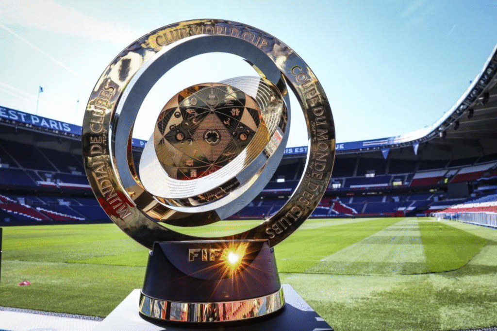 Trofeo oficial del Mundial de Clubes sobre el campo de juego, con las tribunas vacías del estadio al fondo.