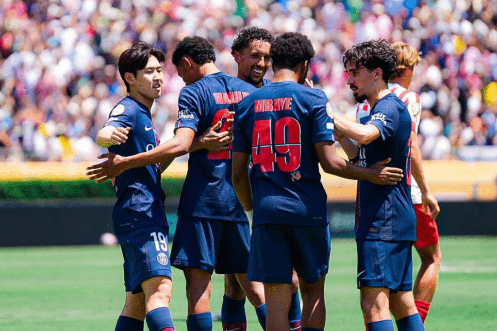 Jugadores del PSG celebran un gol durante el partido contra Atlético Madrid por la primera fecha del Mundial de Clubes 2025