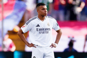 Kylian Mbappé con la camiseta del Real Madrid, de pie en el campo, tras recuperarse de un cuadro gastrointestinal