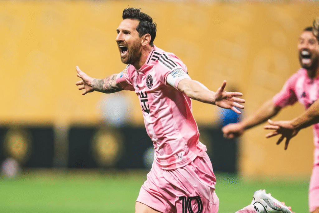 Lionel Messi celebra eufórico el gol de tiro libre que dio la victoria 2-1 al Inter Miami sobre Porto en el Mundial de Clubes, grupo A.