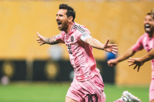 Lionel Messi celebra eufórico el gol de tiro libre que dio la victoria 2-1 al Inter Miami sobre Porto en el Mundial de Clubes, grupo A.