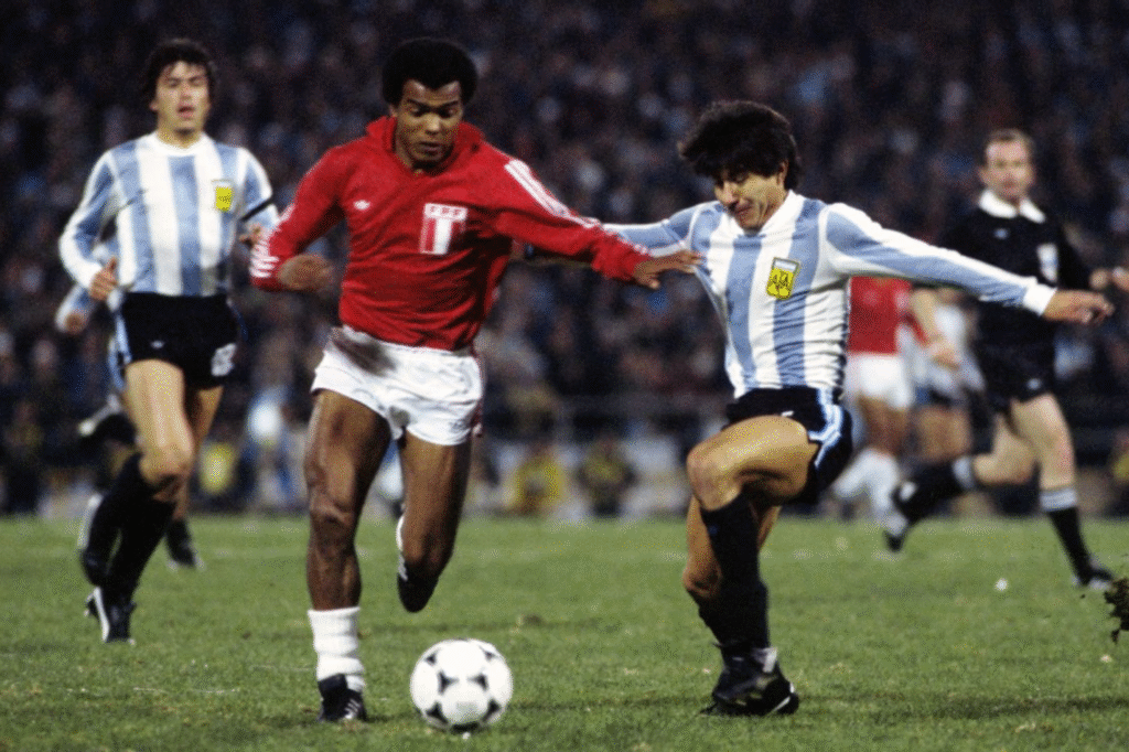 Jugador de la Selección Argentina disputa la pelota con un futbolista de Perú durante el partido del Mundial 78 que terminó 6 a 0 a favor de Argentina.
