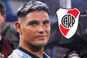 Maximiliano Salas con la camiseta de Racing y el escudo de River, tras confirmarse su llegada al club de Núñez como refuerzo.