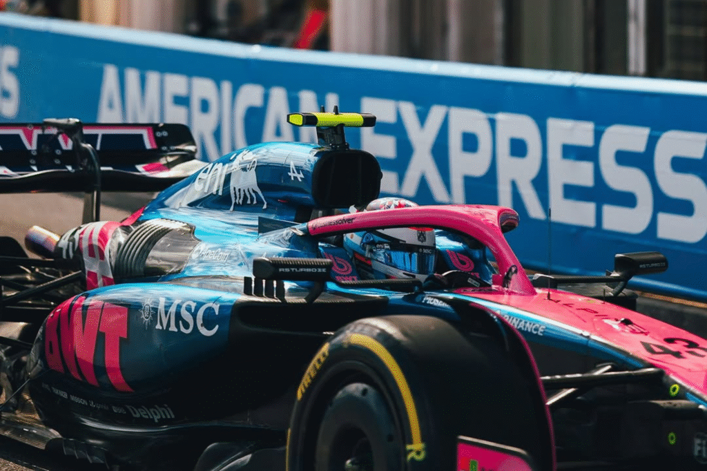 Primer plano del auto de Fórmula 1 del equipo Alpine en pista, asociado al entorno competitivo de Colapinto
