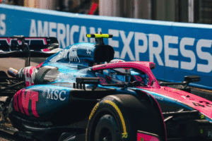Primer plano del auto de Fórmula 1 del equipo Alpine en pista, asociado al entorno competitivo de Colapinto