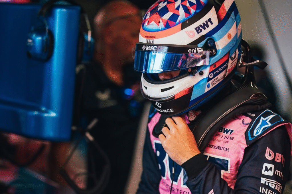 Franco Colapinto con casco y buzo antiflama del equipo Alpine, concentrado en el box antes de la carrera de Silverstone