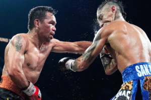 Manny Pacquiao conecta un golpe de zurda sobre Mario Barrios durante su regreso al boxeo a los 46 años, en una pelea reñida en Las Vegas.