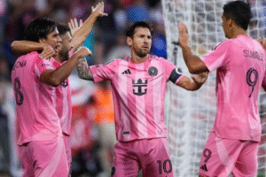 Lionel Messi festeja un gol junto a Luis Suárez y otros compañeros del Inter Miami, tras marcar un doblete ante New York Red Bulls en la MLS