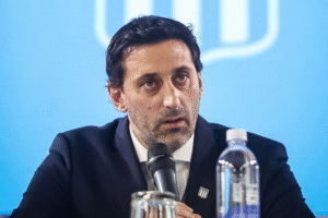 El presidente de Racing todavía está muy lejos de cumplir sus promesas de campaña